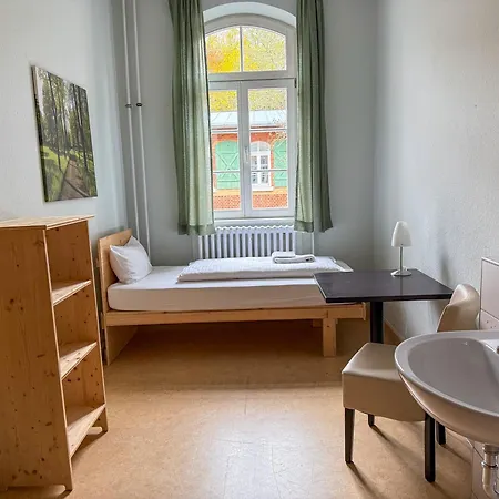 Albgut - Uebernachten Im Kulturdenkmal Altes Lager In Der Ehemaligen Offiziersunterkunft So1 Hotel *