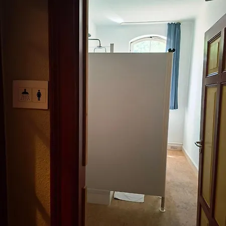 فندق Albgut Gmbh - Uebernachten Im Kulturdenkmal Altes Lager In Der Ehemaligen Offiziersunterkunft So1 Münsingen